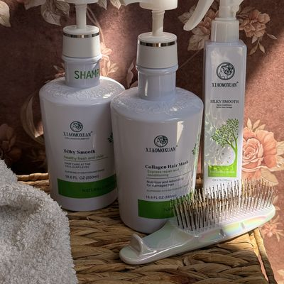 Zestaw Xiaomoxuan: szampon Silky Smooth, maska Collagen Hair Mask i spray termoochronny na kwiatowym tle